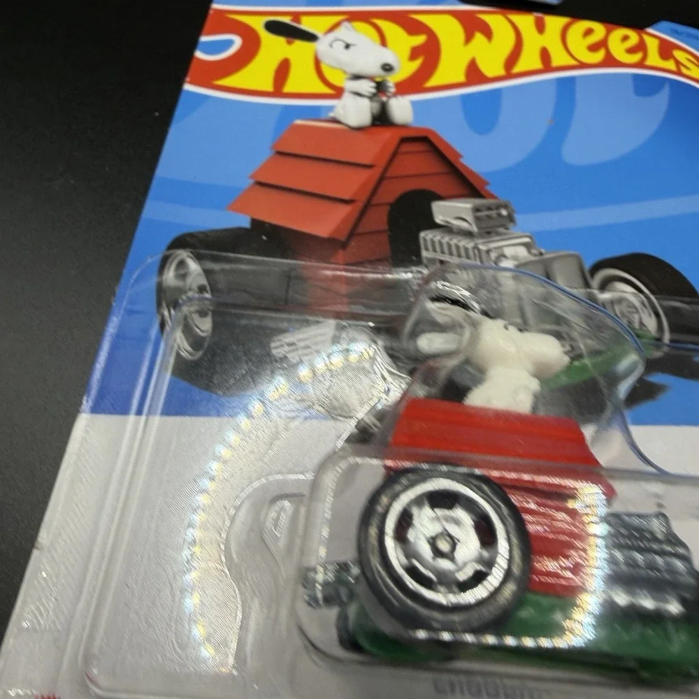 Hot Wheels Snoopy Peanuts HW Screen Time 4/10 Red Doghouse Diecast Car HKH10